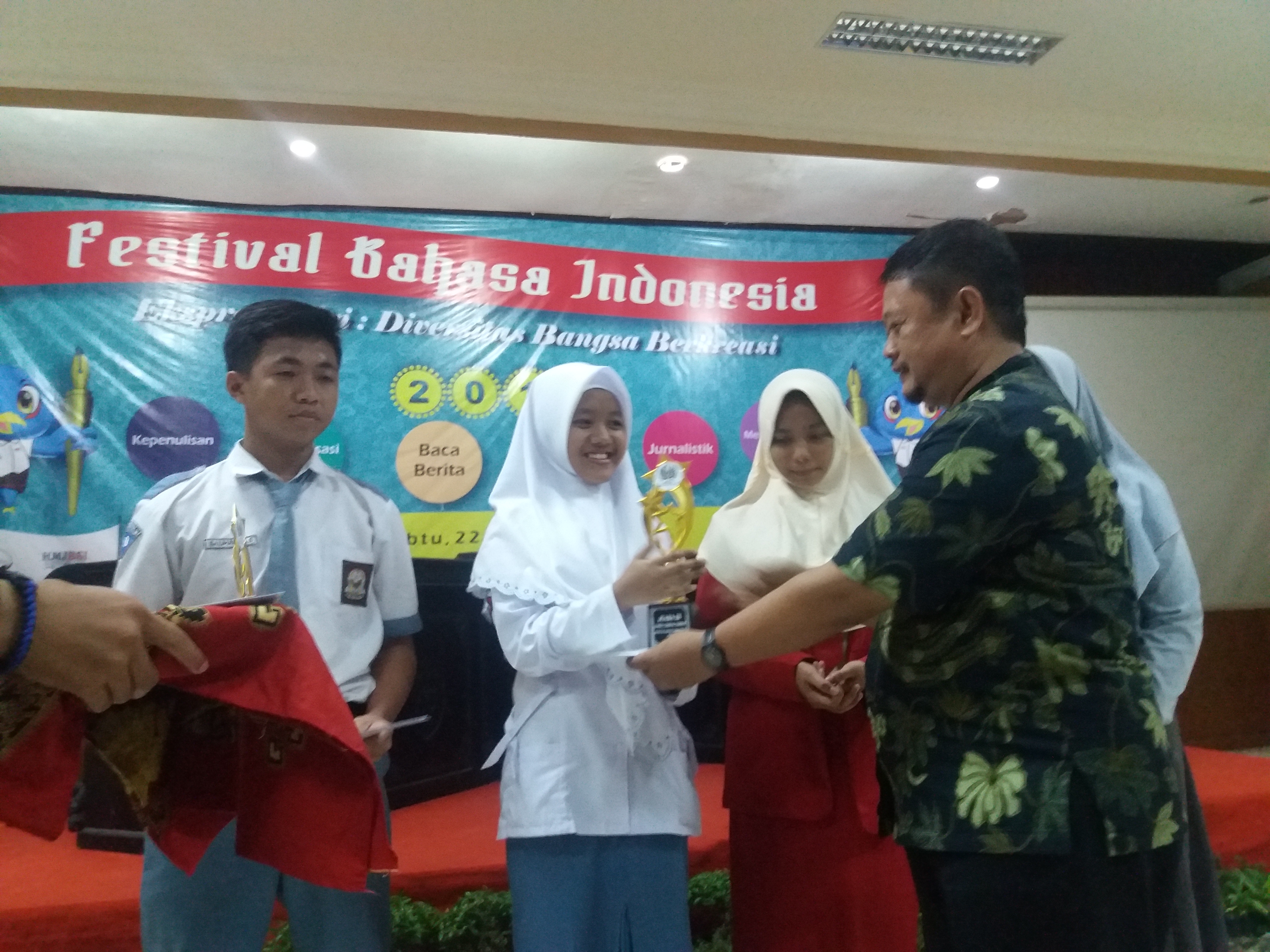 Penerimaan piala juara 3 festival bahasa indonesia