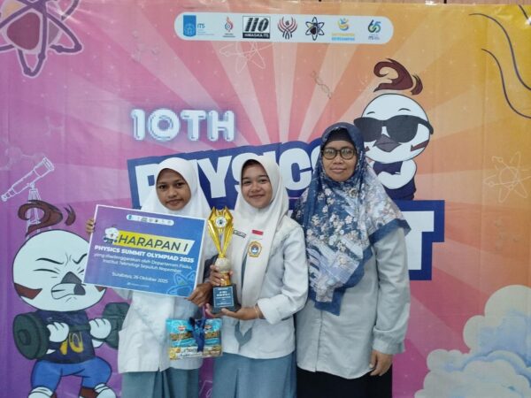 Siswi MAN 2 Lamongan Raih Juara Harapan 1 di Physics Summit Olympiad (PSO) ITS 2025 Siswi MAN 2 Lamongan Raih Juara Harapan 1 di Physics Summit Olympiad (PSO) ITS 2025