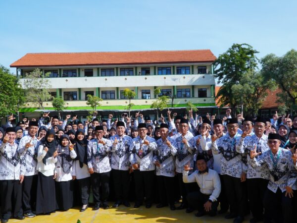 Merawat Semesta dengan Cinta: Ribuan Guru Kemenag Babat Ikuti Upacara Hari Guru Nasional di MAN 2 Lamongan Merawat Semesta dengan Cinta: Ribuan Guru Kemenag Babat Ikuti Upacara Hari Guru Nasional di MAN 2 Lamongan