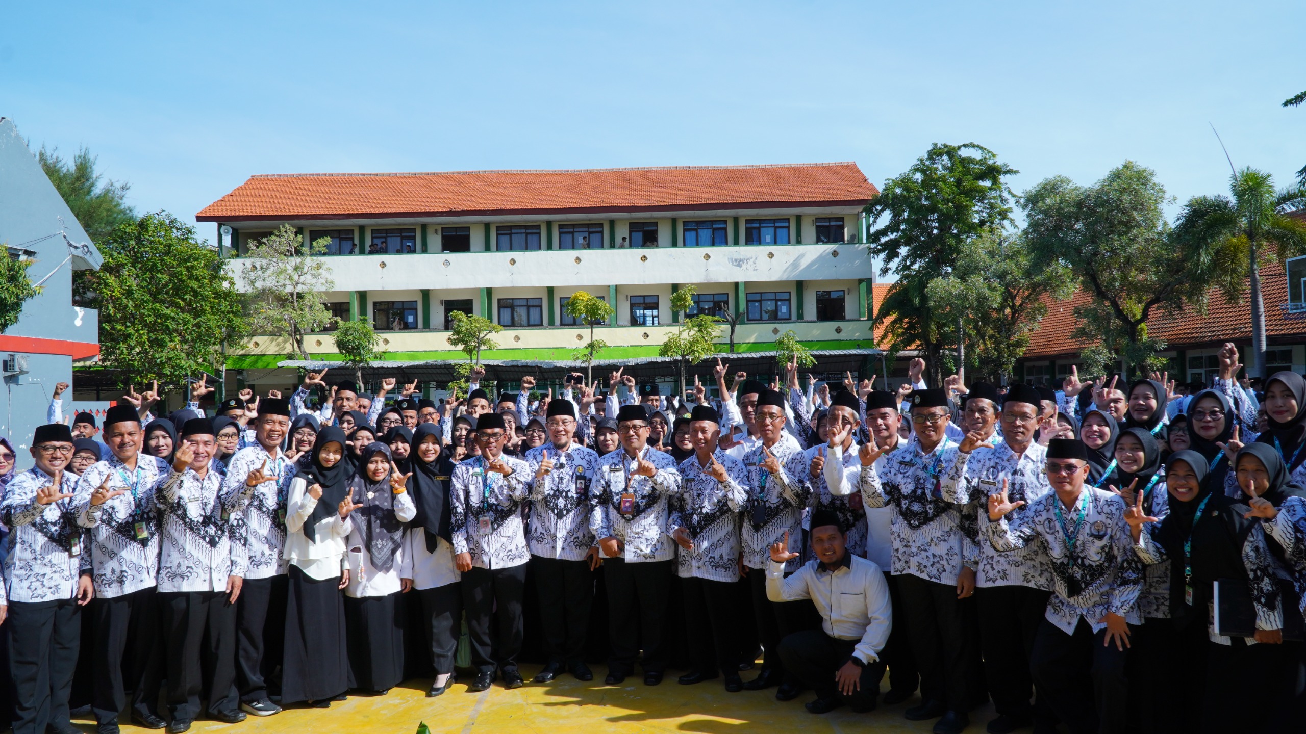 Merawat Semesta dengan Cinta: Ribuan Guru Kemenag Babat Ikuti Upacara Hari Guru Nasional di MAN 2 Lamongan