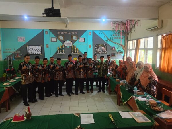 Tinjau Pelaksanaan TKA Hari Pertama, Kakankemenag Lamongan Ingatkan Peserta Jaga Integritas Tinjau Pelaksanaan TKA Hari Pertama, Kakankemenag Lamongan Ingatkan Peserta Jaga Integritas